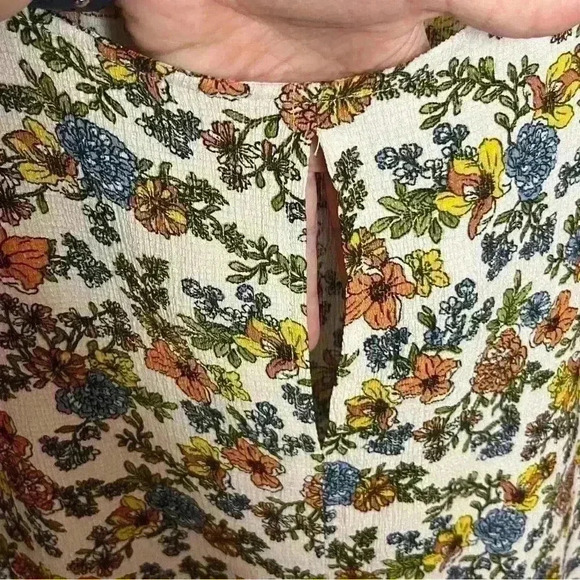 The General Good Shirt Women XL Cream With Floral Multicolor Short Sleeve NWOT - Picture 6 of 7